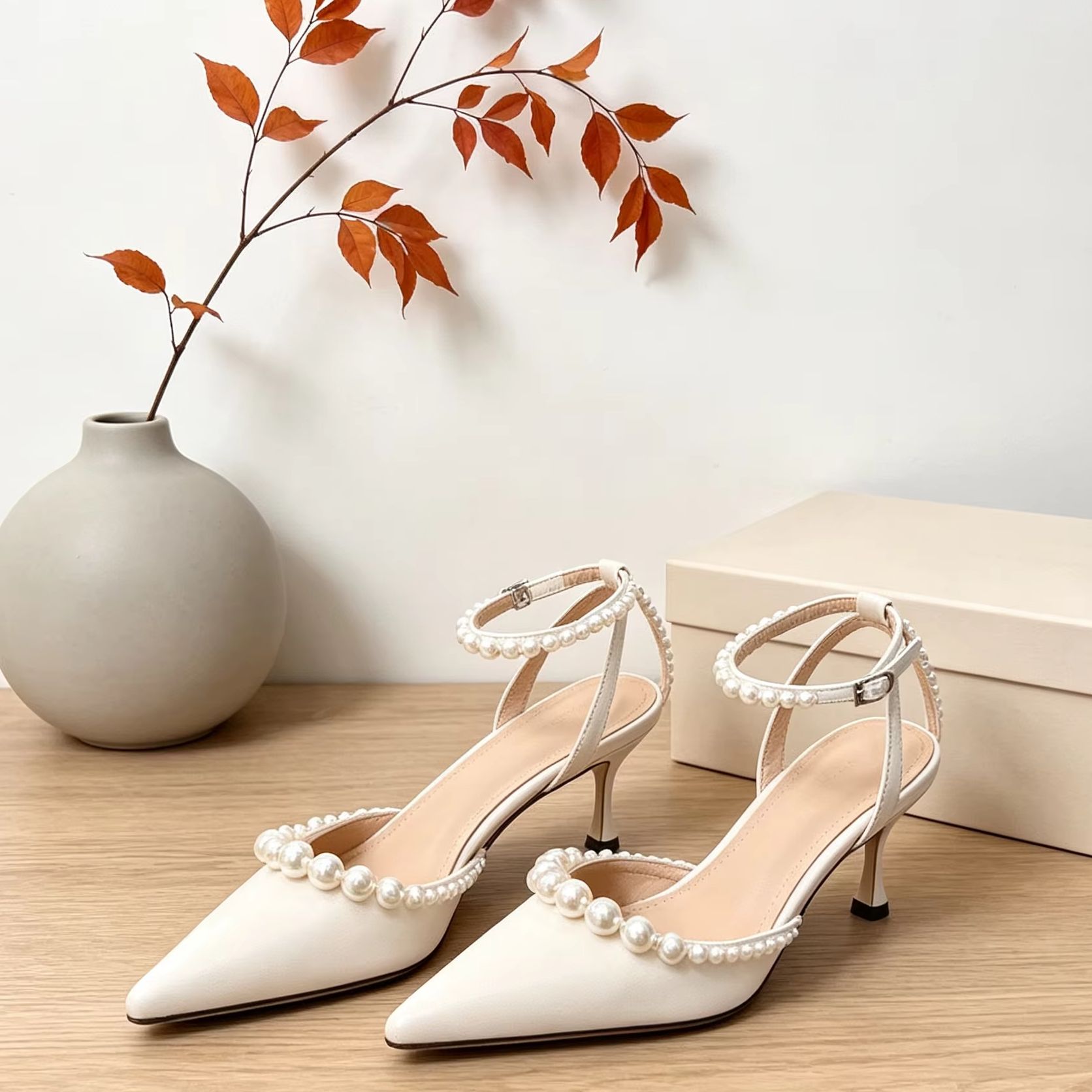 Kitten Heel Women - รองเท้าส้นเข็มหนังสีขาวสำหรับผู้หญิง ประดับมุก สายรัดข้อเท้า ดีไซน์โรแมนติก สวยสง่า เหมาะสำหรับงานแต่งงาน