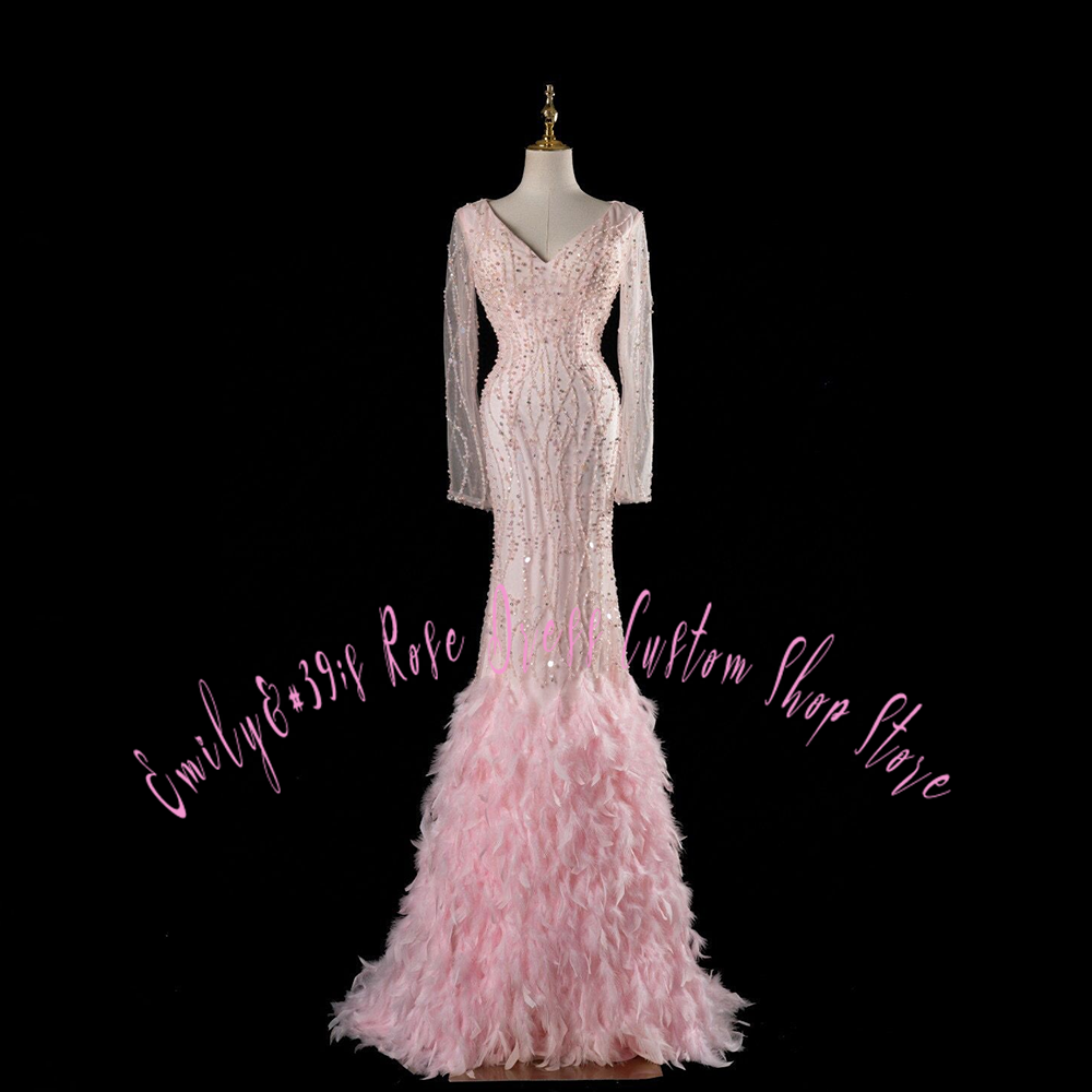 Women Formal Event Wear - ชุดราตรีทรงทรัมเป็ตสีชมพูหรูหรา ประดับขนนก คอวี แขนยาว ปักเลื่อม ประดับลูกปัด