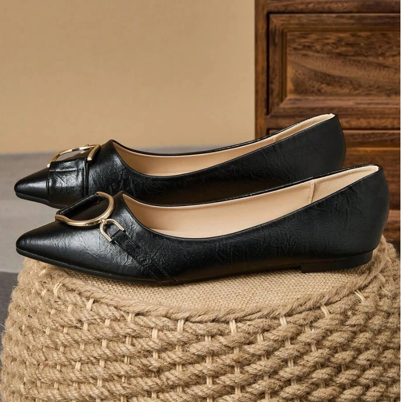 Women Formal Wear Shoes - รองเท้าส้นเตี้ยหัวแหลมสีดำสำหรับผู้หญิง ดีไซน์หรูหรา พร้อมหัวเข็มขัดสีทอง สวมใส่สบาย เหมาะสำหรับใส่ทำงานและในโอกาสที่เป็นทางการ ไซส์