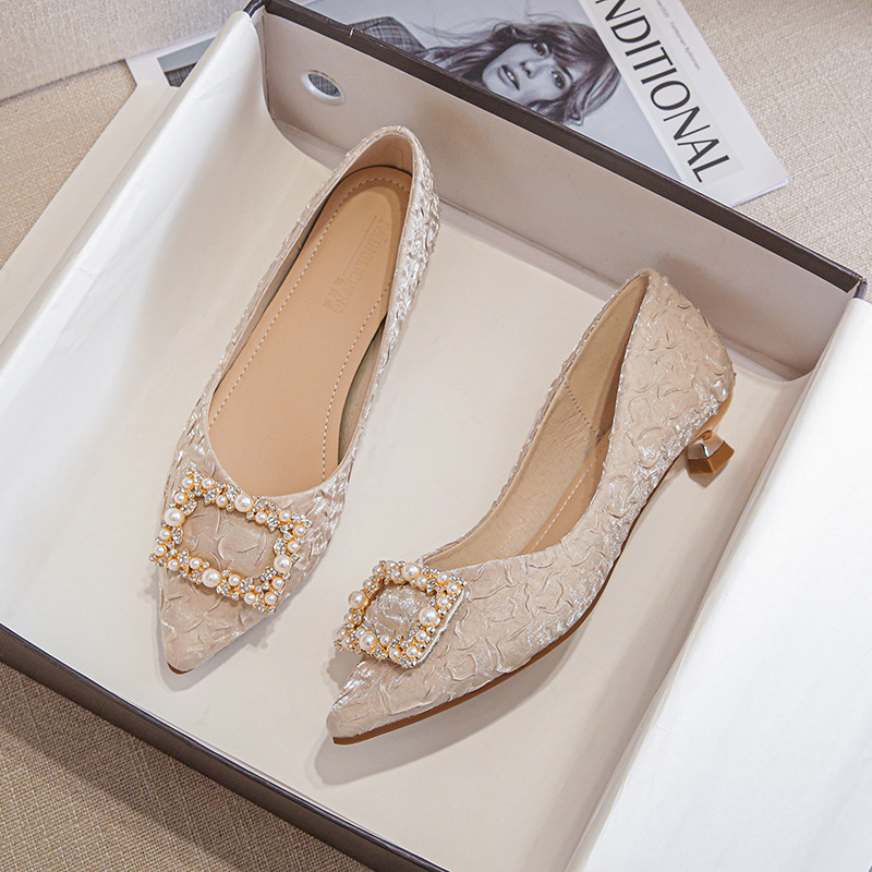 รองเท้าส้นเตี้ยหัวแหลมผ้าซาติน - Kitten Heel Women บทวิจารณ์และราคา